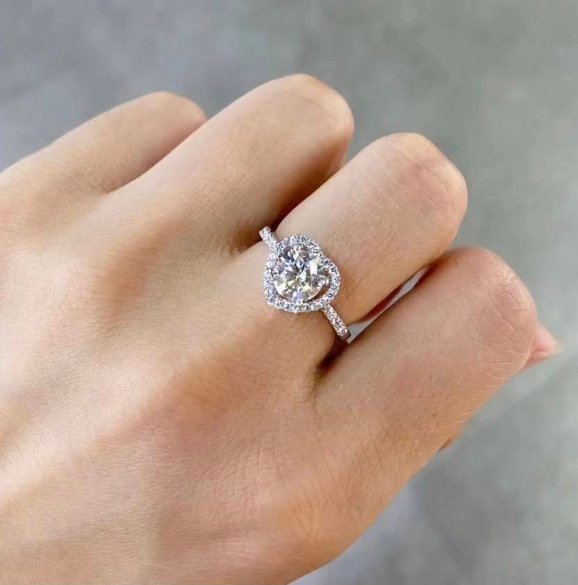 Thumbnail: MR105- 1 Carat Round Cut Moissanite Heart Frame Ring- 1卡圓形心形框莫桑石戒指