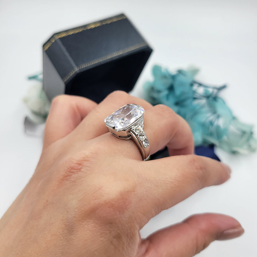 Thumbnail: MR300 - 14 Carat Radiant Cut Pave Ring - 14卡雷恩斯形莫桑石伴碎鑽戒