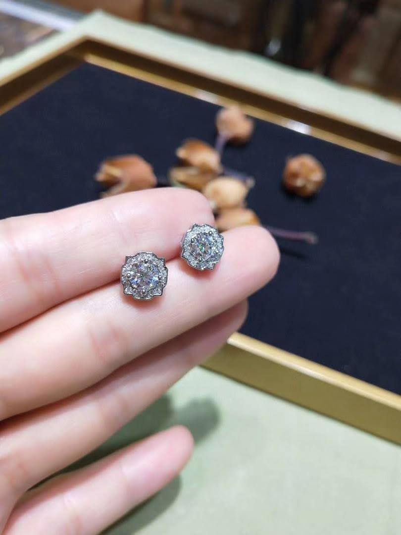 Thumbnail: ME36 -2 Carat Round Cut Moissanite Flower-framed Stud Earrings  - 2卡圓形莫桑石花框耳環