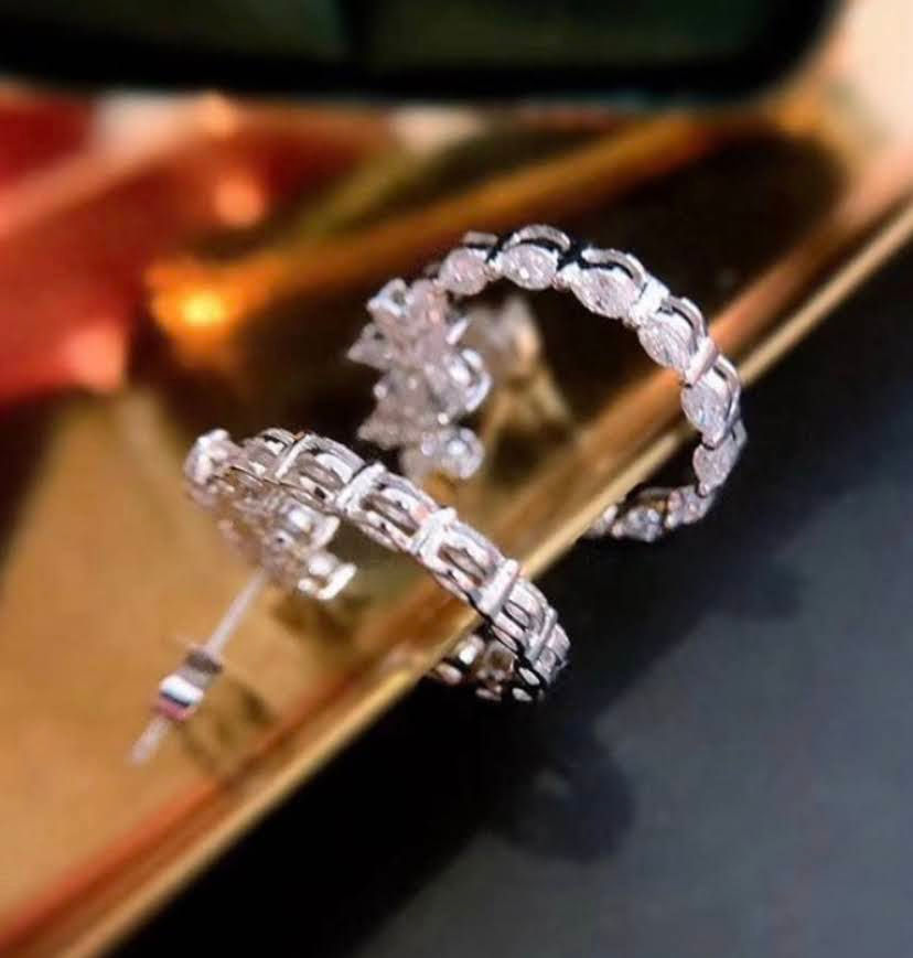 Thumbnail: ME32 - 4 Carat Moissanite Flower Round Earrings - 4卡莫桑石花花圓形耳環