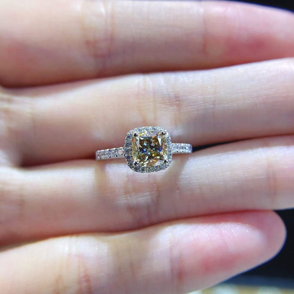 MR117 - 1 Carat Yellow Moissanite Halo Half Pave Ring - 1卡黄色莫桑石圍石戒指
