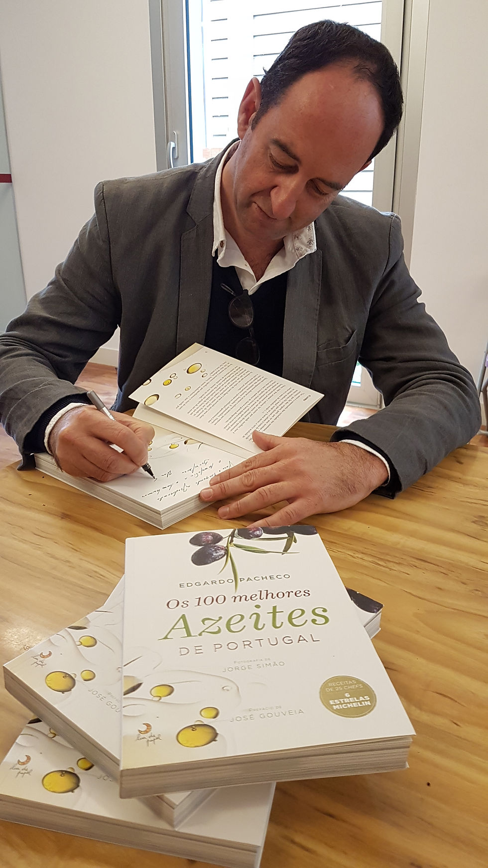 Edgardo Pacheco em tarde de autógrafos de seu livro.