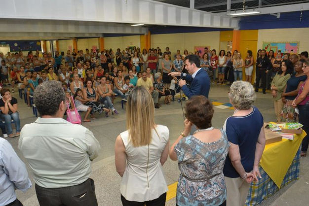 Prefeito de Santo André Paulinho Serra entrega Kits escolar.