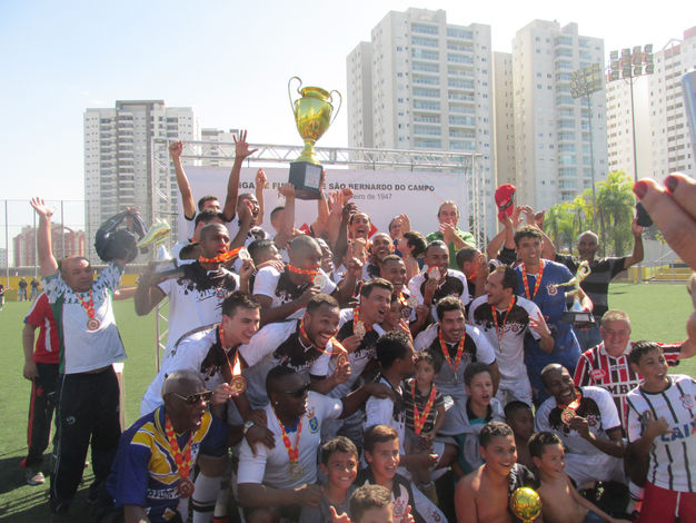 De forma invicta Corinthinhas do Alves Dias é campeão na Final da Divisão Especial de São Bernardo.