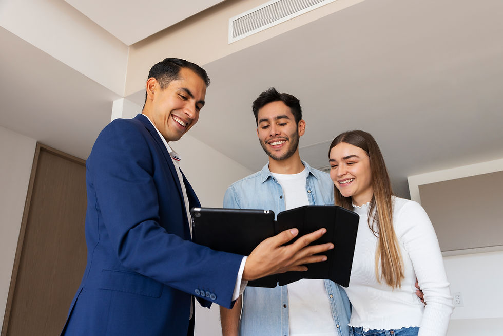 pareja-de-tiro-medio-hablando-con-agente-inmobiliario.jpg