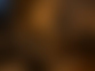 Stylies Standventilator Uranus in einem modern eingerichteten Wohnzimmer mit Sofa, Stehlampe und Couchtisch.