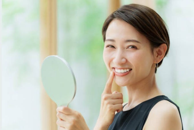 Sorriso luminoso dopo trattamento di odontoiatria estetica con sbiancamento e restauro dentale, ideale per pazienti italiani e cinesi