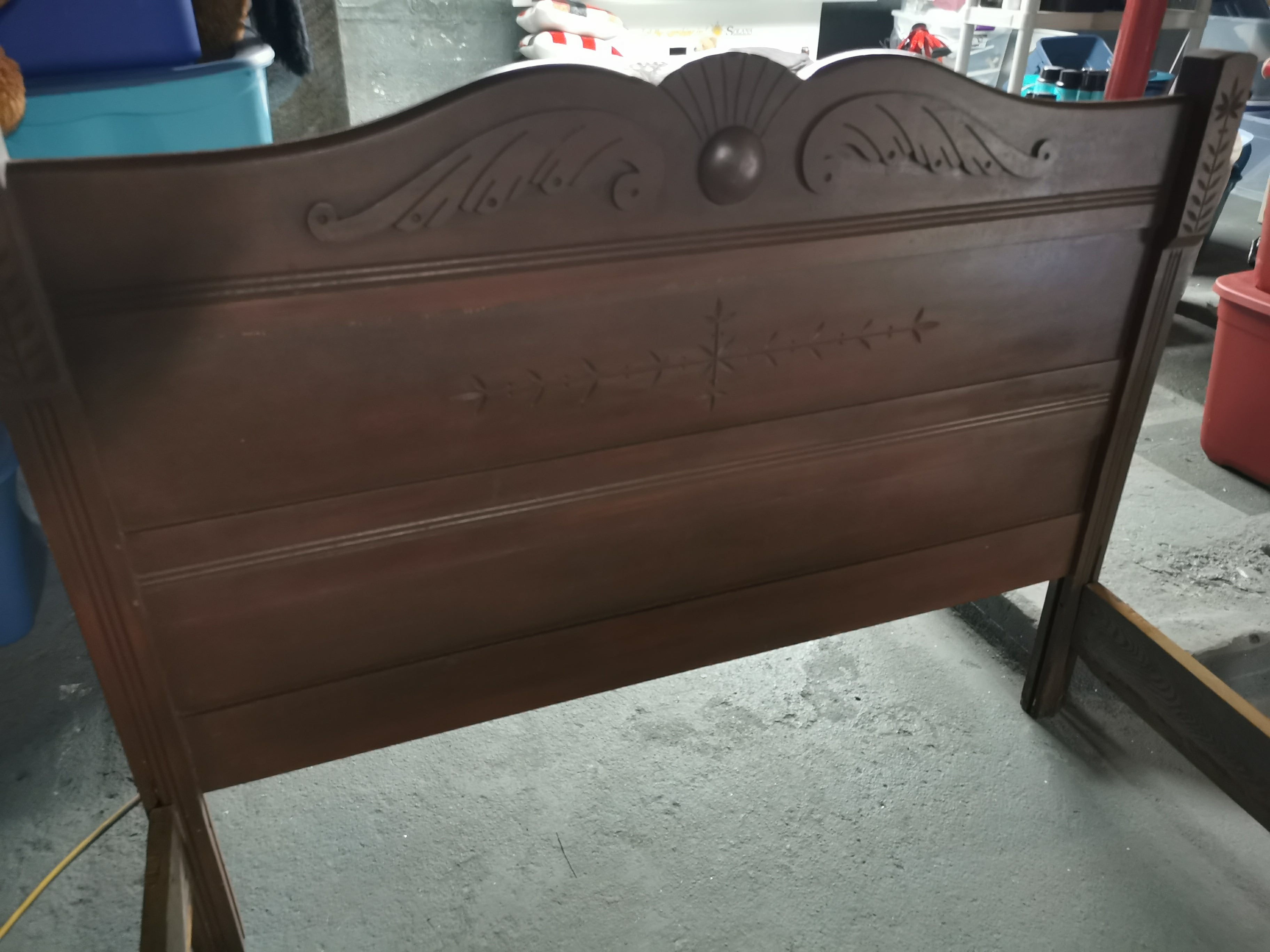 Ancien lit en bois 54 pouces