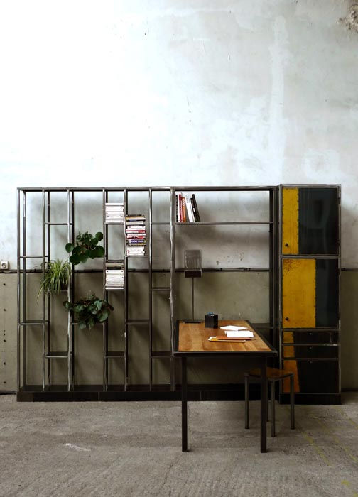 bibliothèque_en_acier_et_bureau_en_chene
