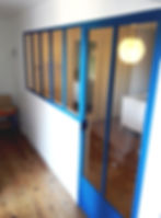 Verrière et porte bleue