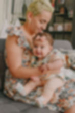 Mulher de cabelo loiro curto com bebê no colo