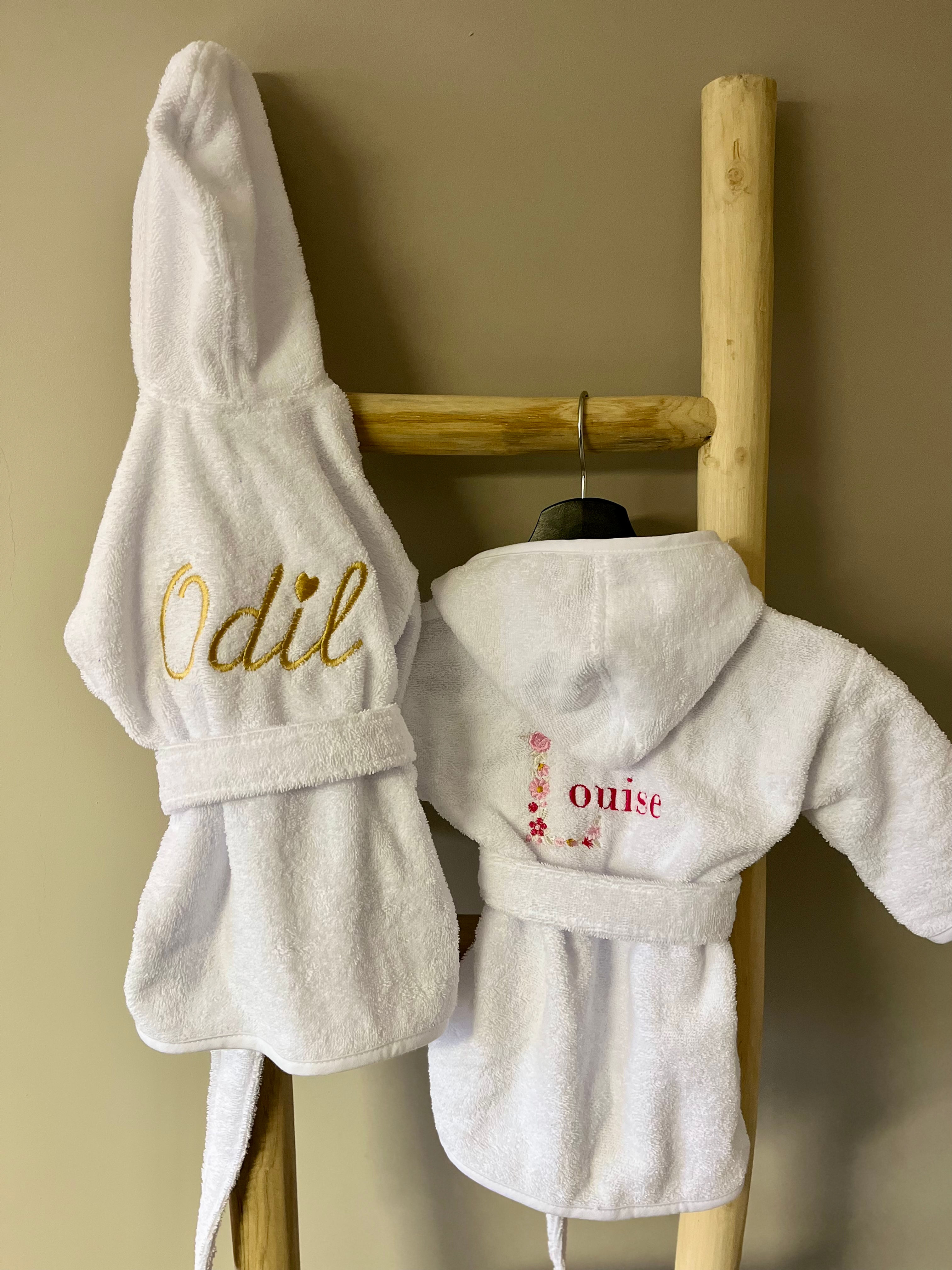Baby badjas met naam - Geborduurd - Wit