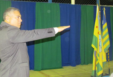 Prefeito e vice de Domingos Mourão foram empossados na noite deste domingo 1º