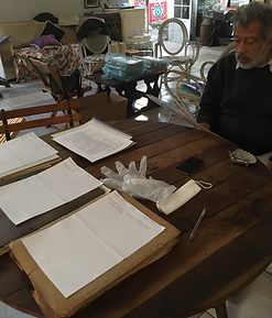 Paulo Azevedo observa documento do arquivo do maestro Benjamim - 27.06.2017 Residência de Paulo Azevedo
