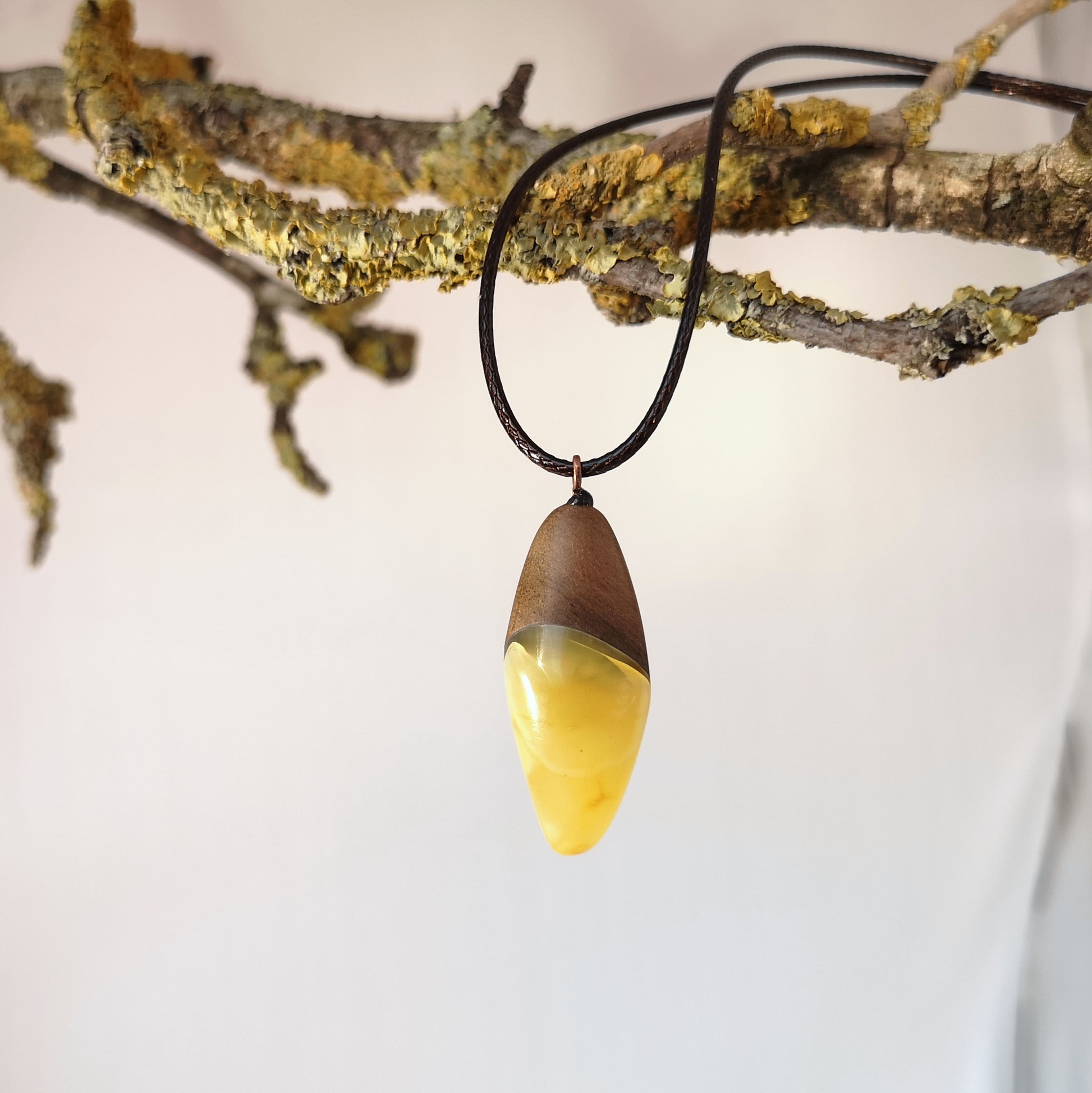 HANDMADE AMBER WOODEN PENDANT NECKLACE