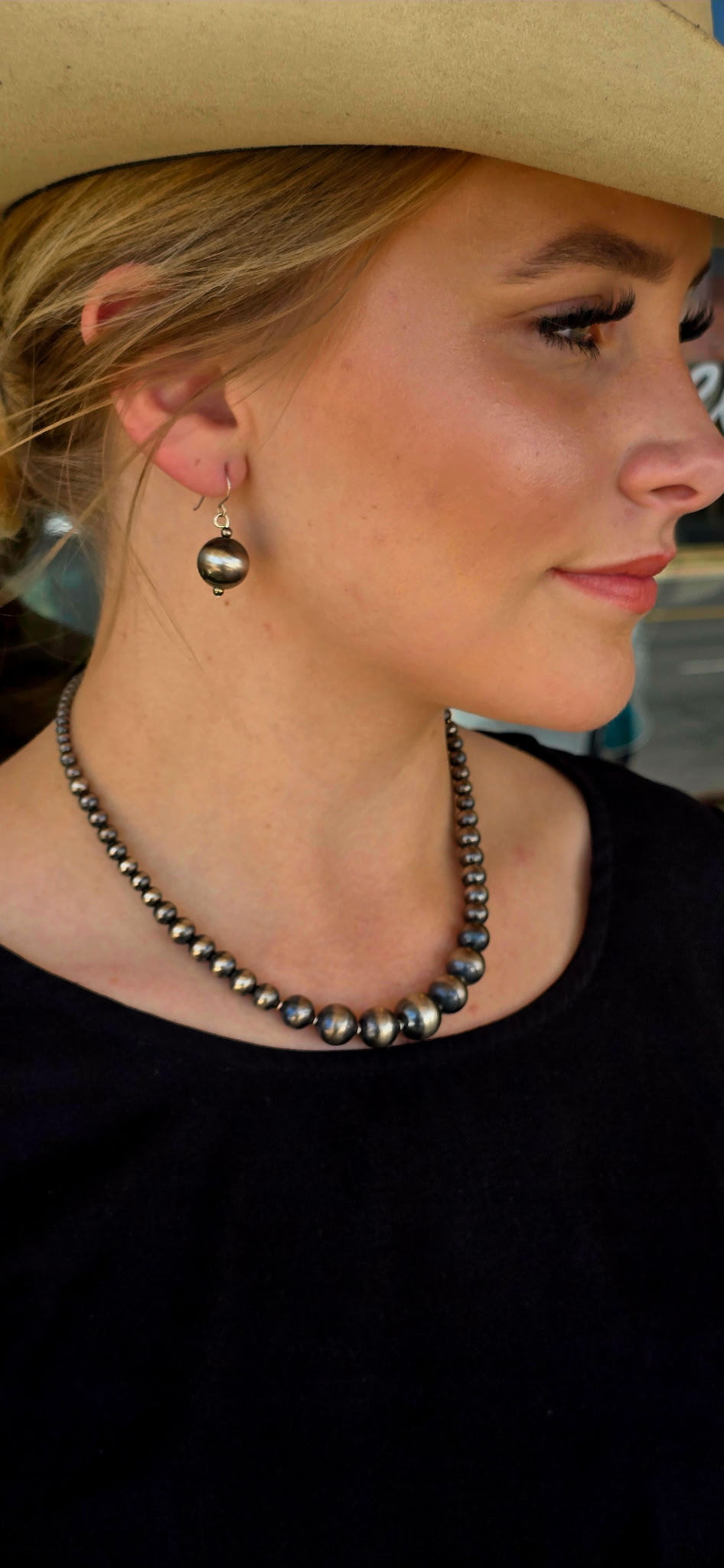 Thumbnail: Sterling Silver Graduated Navajo Pearl Necklace Set