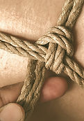 close de corda em amarração de shibari, bases de amarração, nodome em corda de juta na pele