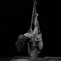 Suspensão de shibari em preto e branco, suspensão com cordas, shibari arte, foto de divulgação curso de shibari avançado