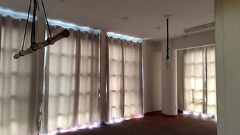foto do estúdio ifigênia em são paulo com as cortinas fechadas e pontos de suspensão colocados