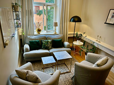 Terapirum i Stockholm, med Sara Skoglund. Ljust och lugnt rum för samtalsterapi i Vasastan.