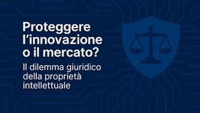 Cover per articolo giuridico online intitolato 'Proteggere l’innovazione o il mercato? Il dilemma giuridico della proprietà intellettuale'. Design con sfondo blu, simbolo di bilancia che rappresenta la giustizia, e circuiti elettronici, evidenziando il tema della proprietà intellettuale e il suo impatto su innovazione e mercato