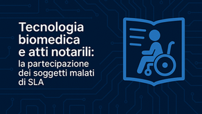 Grafica digitale con sfondo blu e pattern di circuiti elettronici, titolo 'Tecnologia biomedica e atti notarili: la partecipazione dei soggetti malati di SLA' in carattere uniforme bianco, accanto a un'icona blu raffigurante una figura in sedia a rotelle su un libro aperto, simbolo dell’inclusione notarile tramite tecnologie assistive per persone affette da SLA