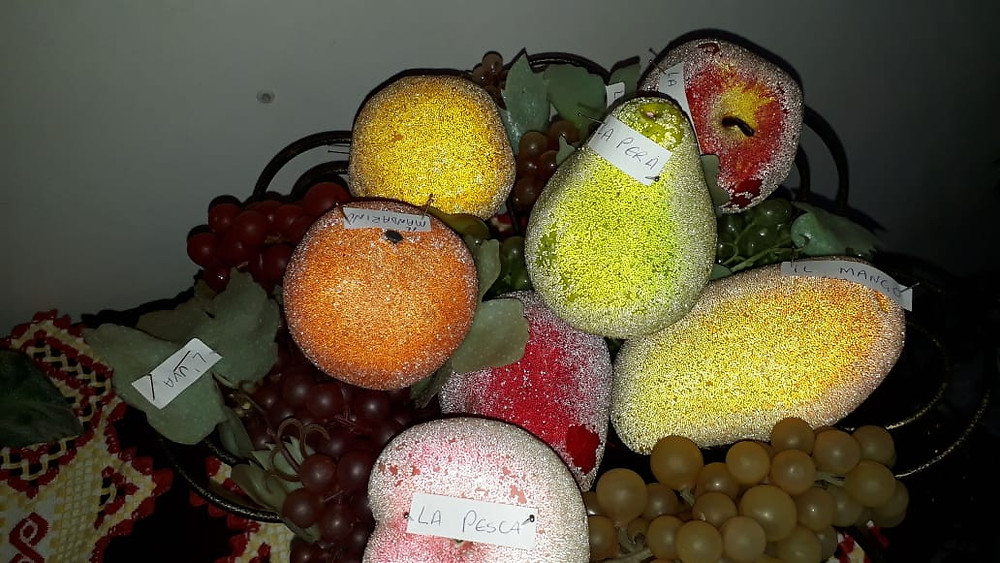 bandeja com frutas de platico com etiquetas em italiano