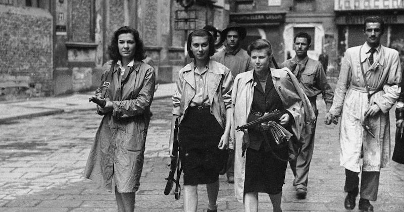Mulheres com armas no ano de 1945 contra as tropas nazifascistas