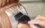 Blonde strähnen bei einer Frau beim Friseur