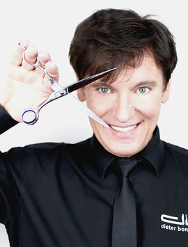 Dieter Bonnstädter hält eine Schere in der Hand