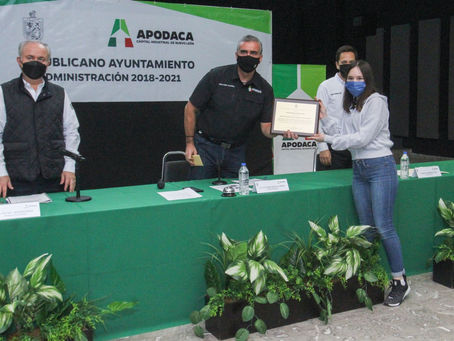 RECONOCE CABILDO DE APODACA A ALUMNAS DESTACADAS