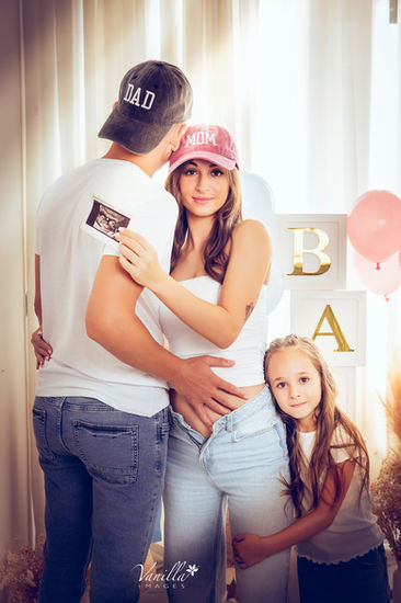 famiglia emozionata durante gender reveal in attesa della rivelazione