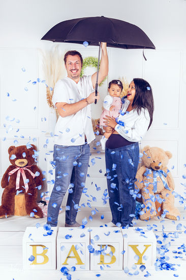 coppia emozionata durante gender reveal in attesa della rivelazione