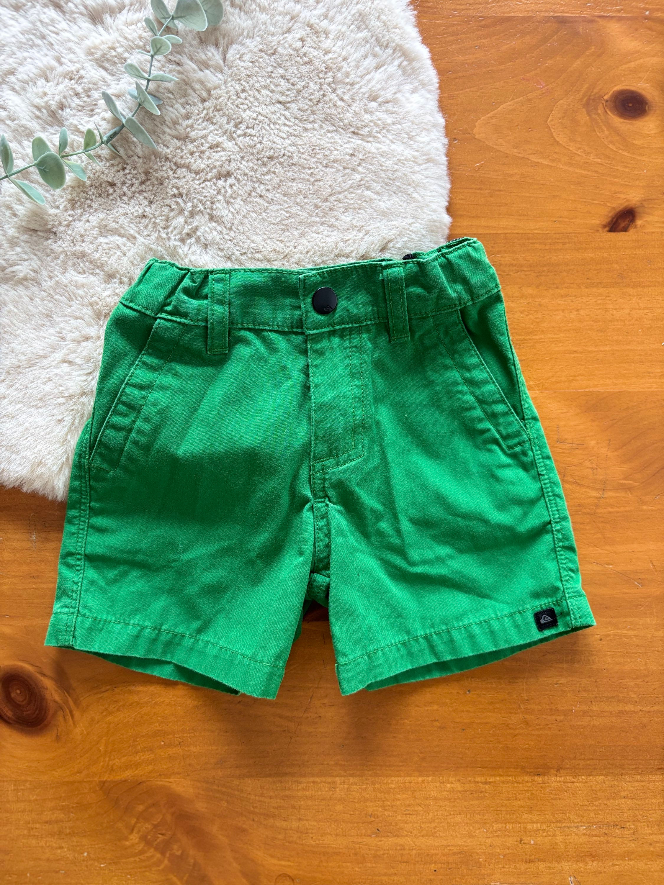 Short Quiksilver 6-9 mois (fait grand)