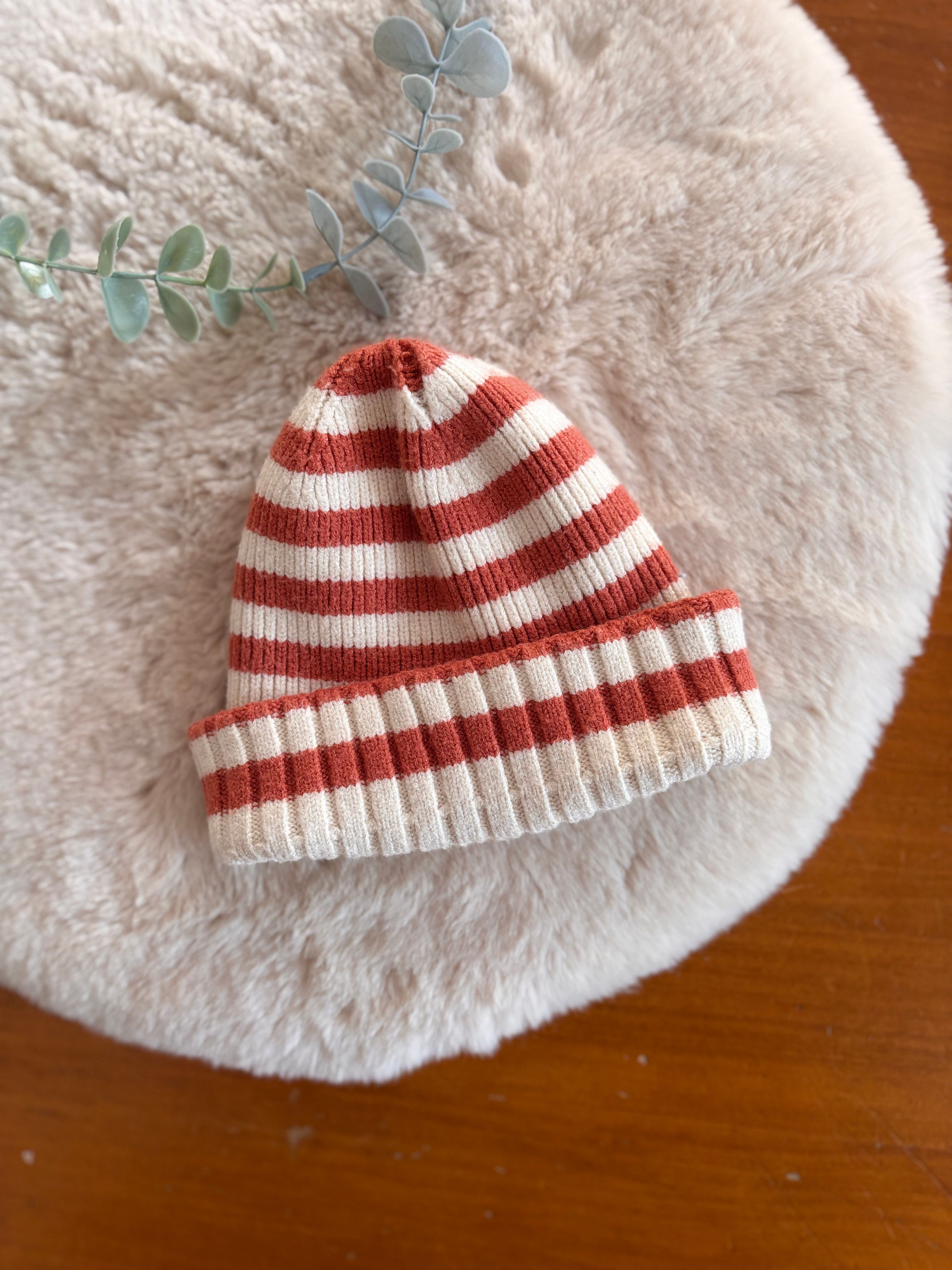 Tuque en maille 0-3 mois (environ sans étiquette)