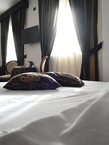 FOTO SFONDO ROOMS.jpg
