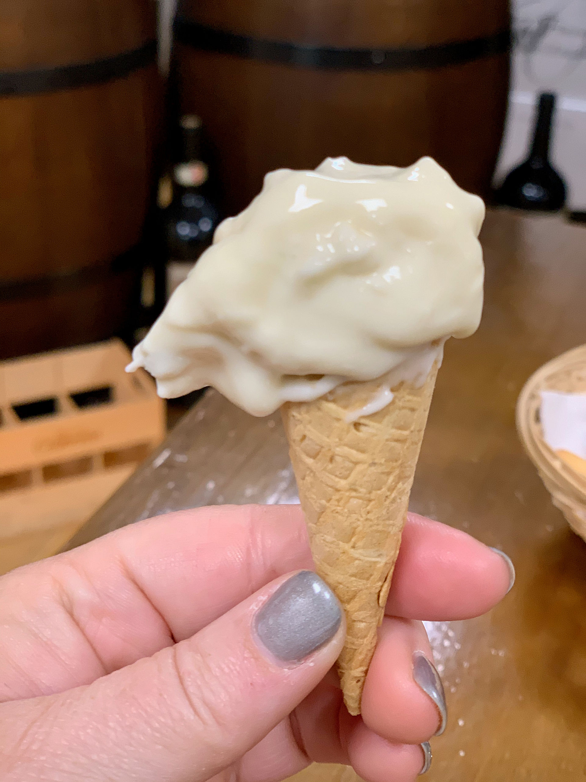Queso gorgonzola en un pequeño cono dulce