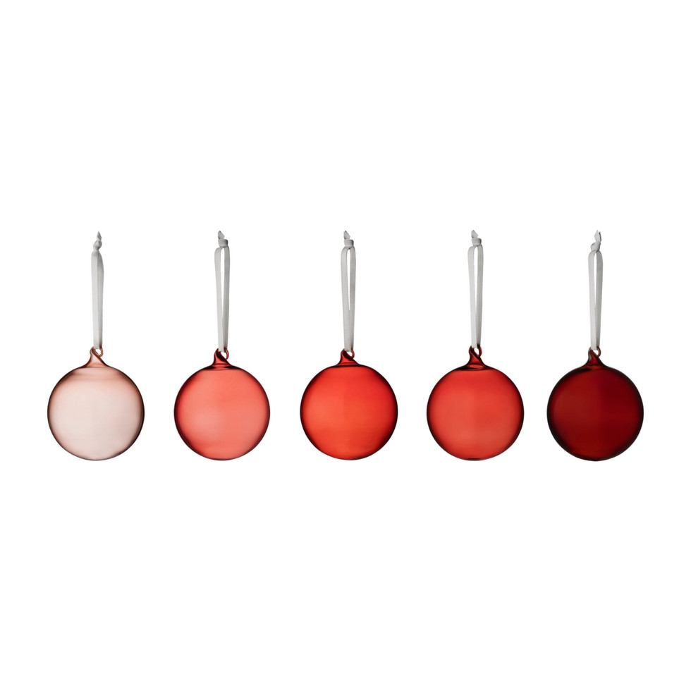 The starting point was the iconic Iittala's red, turned into its lighter and darker tone declination. The colors are in contrast with each other to create a dynamic combination.