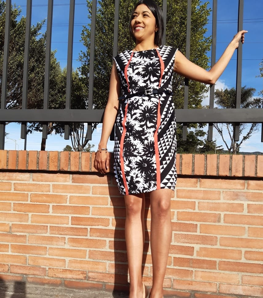 VESTIDO ESTAMPADO BLANCO Y NEGRO CON CINTURON