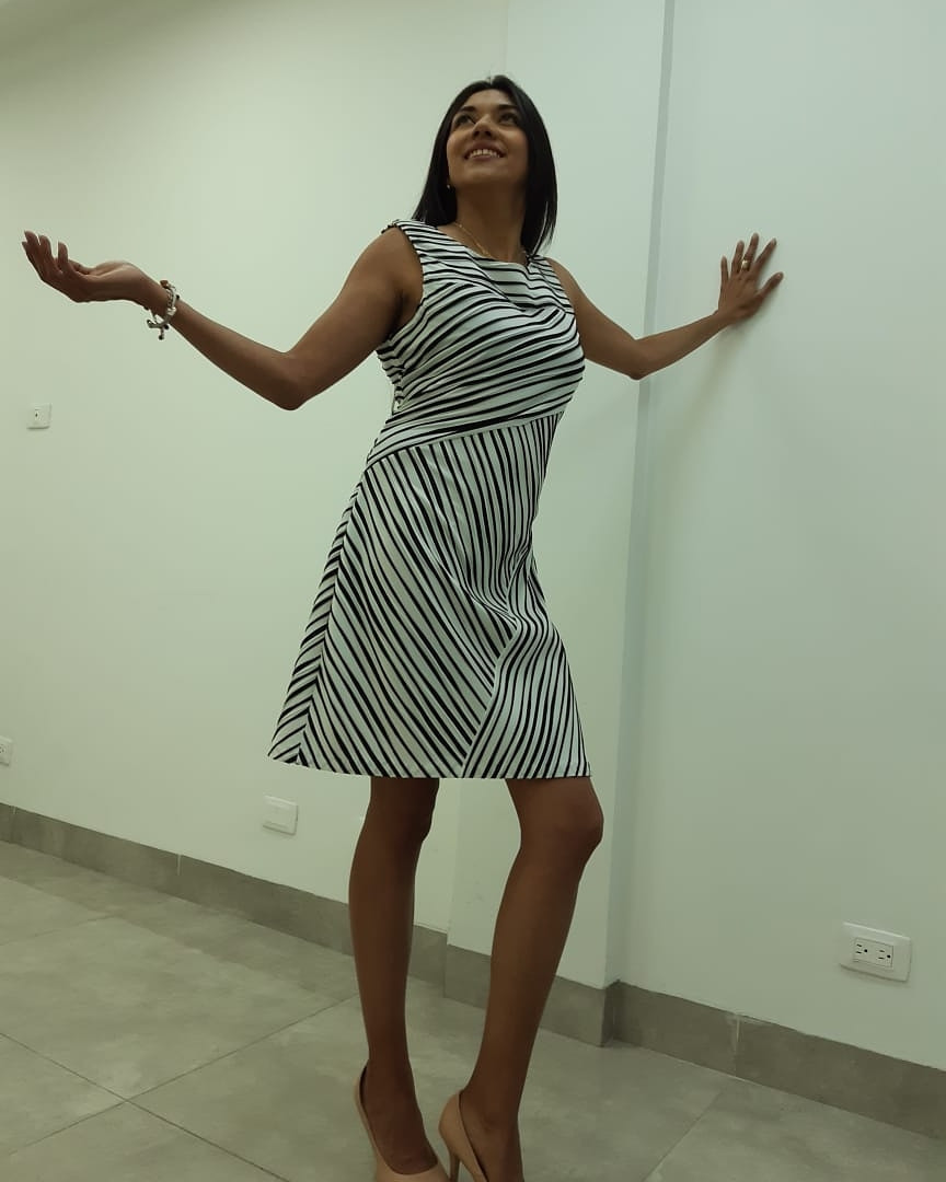 VESTIDOBLANCO RAYAS NEGRAS RELIEVE