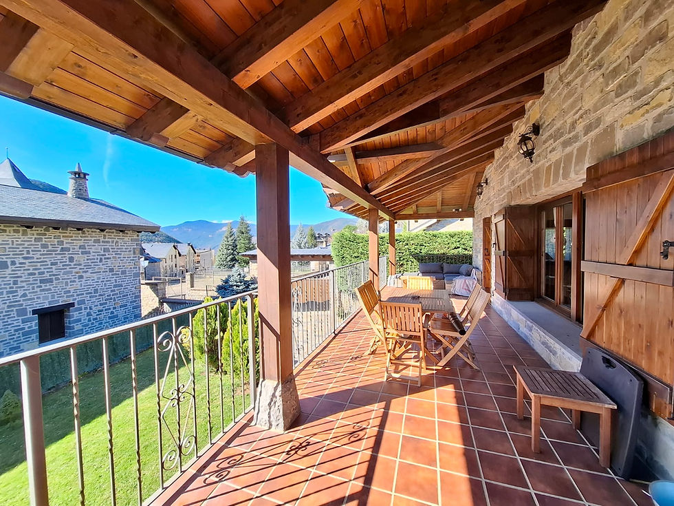 Terraza con vigas de madera en una casa completa.