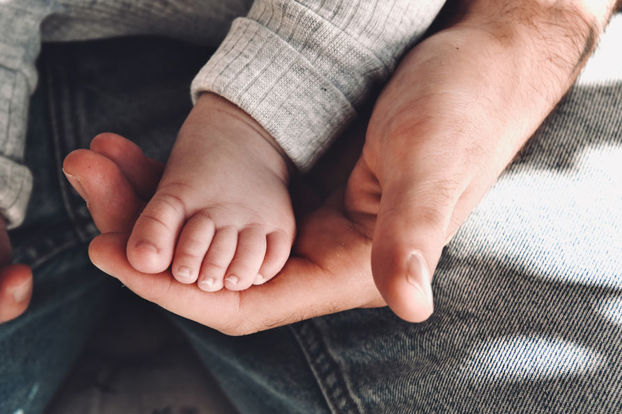 Shooting famille à domicile montpellier, shooting bébé domicile montpellier, pieds de bébé, séance photo famille castelnau le lez bébé, photographe famille montpellier, photographe famille castelnau le lez, photos pieds de bébé, shooting famille teyran, photographe famille saint-gély, shooting famille saint-gély, shooting famille assas, séance photo bébé assas, shooting bébé assas 
