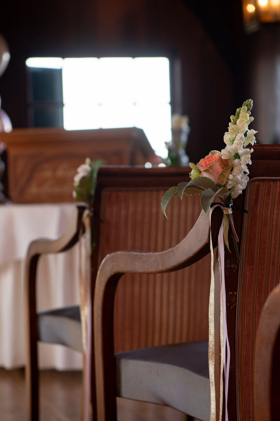 Stoelen versierd met bloemen en ballonnen in een zaal met houten lambrisering bij D'Swarte Walvis, Zaanse Schans