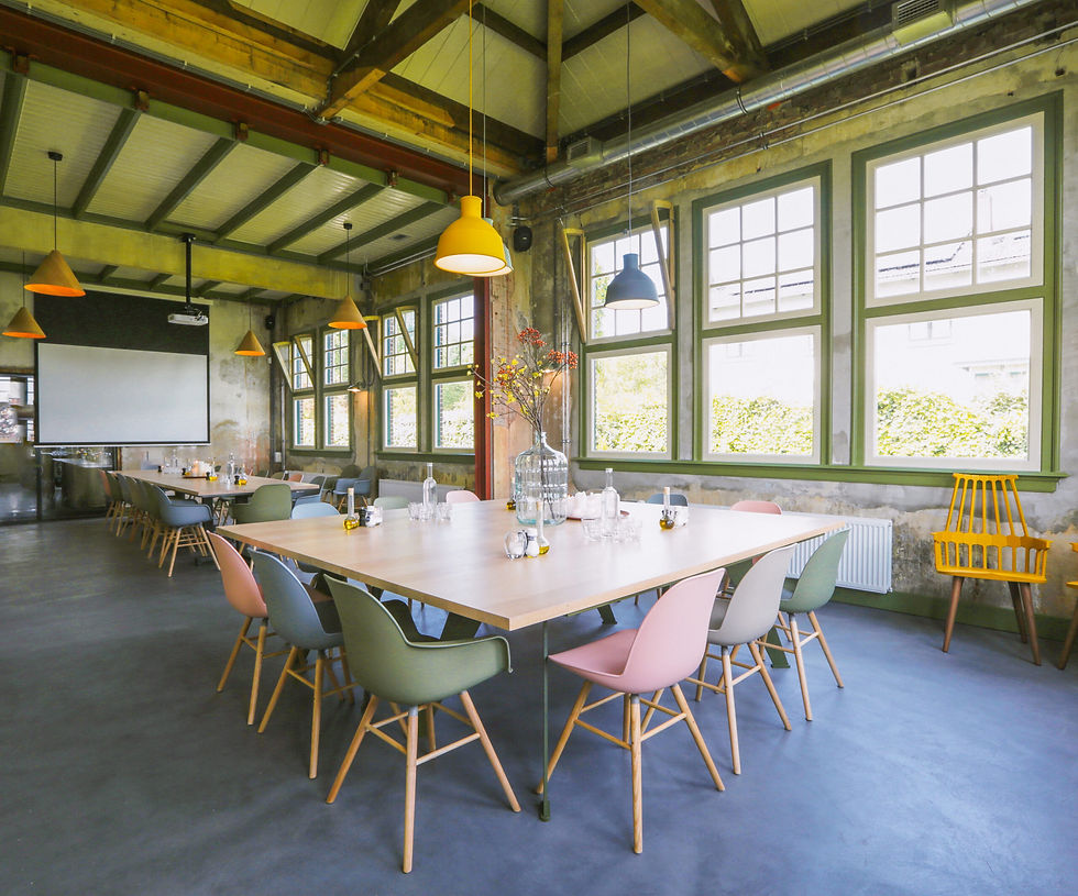 Vergaderzaal in LAB-44 met tafels in rechthoekige opstelling en grote ramen