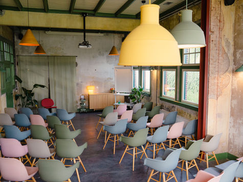 Marie Curie Lab met loungestoelen en een grote hanglamp