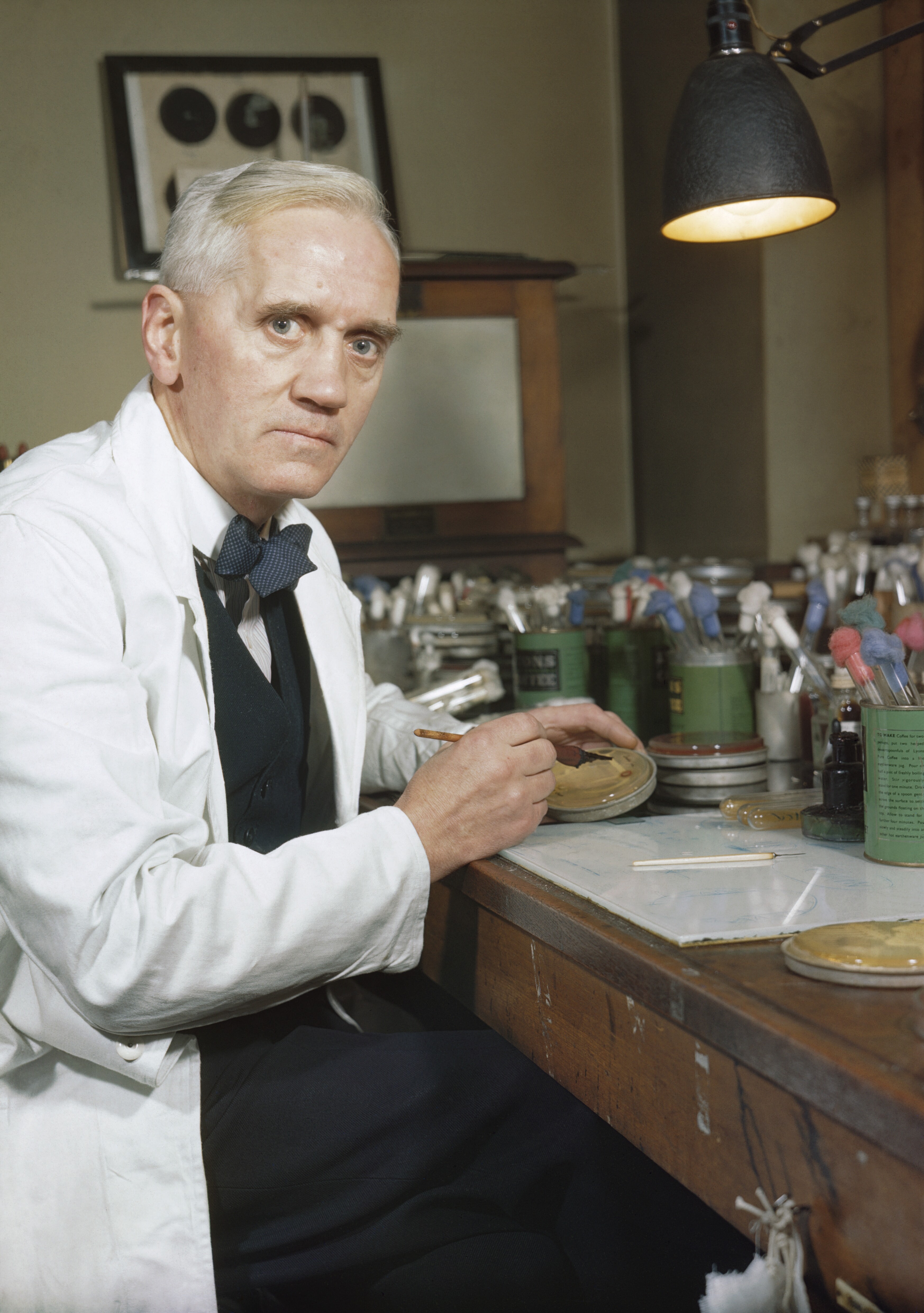 Alexander Fleming in zijn laboratorium, naamgever van het Fleming Lab bij LAB-44