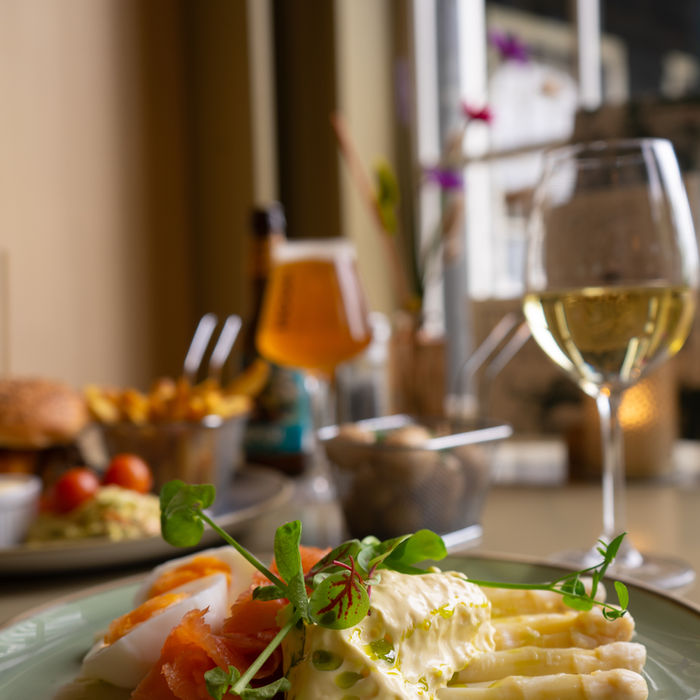 Smoked salmon with white asparagus and white wine