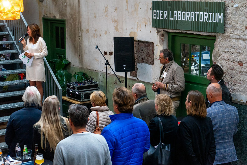 Presentatie voor publiek bij het Bier Laboratorium van LAB-44 op het Hembrugterrein