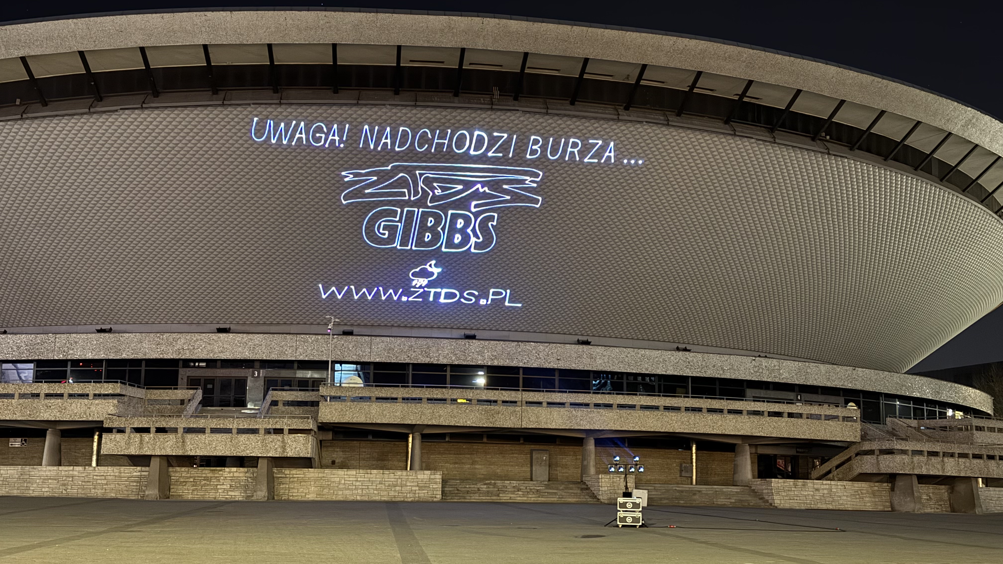 laserowa reklama projekcja logo na budynku