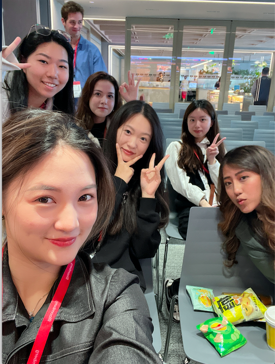 Global Business Journalism students from Tsinghua University enjoy their visit to Bloomberg News in Beijing.